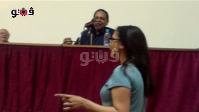 بالفيديو.. «الأسواني» يتدخل لمنع طرد صحفية «المصري اليوم» من ندوته