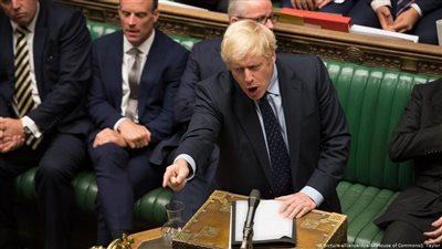 رئيس وزراء بريطانيا يشهر سلاح الانتخابات المبكرة بعد هزيمته في البرلمان