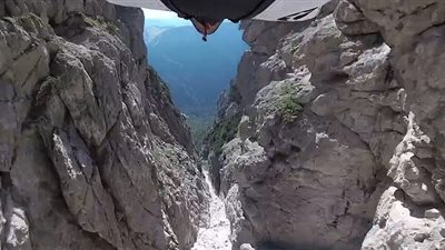 شاب يخوض مغامرة الطيران في مضيق يقع بين جبلين (فيديو وصور)