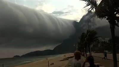 سحابة متحركة تثير ذعر السياح في البرازيل (فيديو وصور)