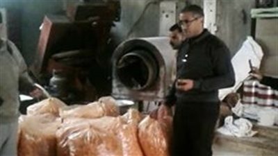 ضبط صاحب مصنع بحوزته 580 كيلو أغذية فاسدة في كفر الشيخ (فيديو)
