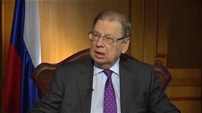 بباقات ورد حمراء.. سفراء ودبلوماسيون يشاركون في عزاء سفير موسكو