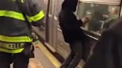 مخمور يقفز أسفل قطار لتدخين سيجارة (فيديو وصور)