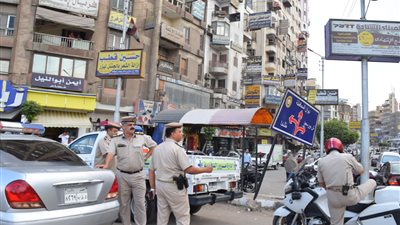 سائق يشعل النيران في التوكتوك الخاص به بعد استيقاف مرور الدقهلية له