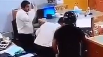 رد فعل رجل أمن لحظة اقتحام لص مسلح بنكا في لبنان (فيديو)