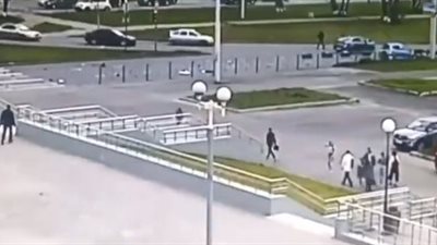 مقتل شخصين وإصابة آخر في حادث دهس مروع (فيديو)