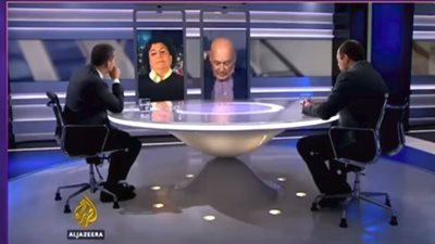 انسحاب مذيع روسي من الجزيرة بعد محاولاتها الإساءة لبوتين (فيديو)