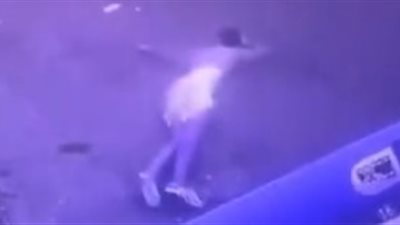 لقطات مروعة لسائق دراجة نارية يدهس امرأة أمام طفلها (فيديو)