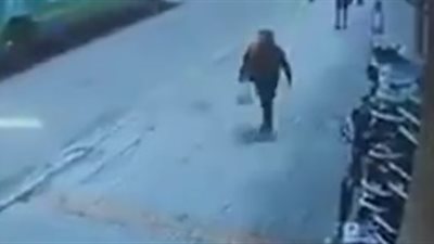 قطعة معدنية تقتل امرأة أثناء سيرها في الشارع (فيديو)