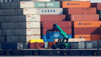 خبير اقتصادي يكشف تأثير الحرب التجارية بين أمريكا والصين على مصر