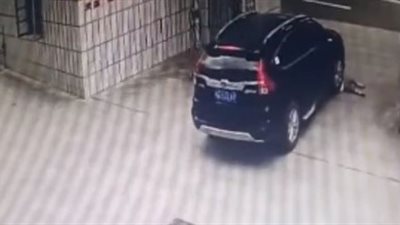 لحظة سحق طفلة تحت عجلات سيارة دفع رباعي (فيديو)