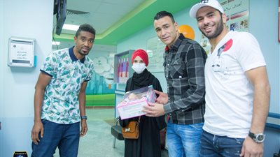 متعب والحضري يزوران مستشفى للسرطان بالسعودية (صور)