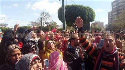 بالصور.. احتجاج المعلمين أمام محافظة المنيا للمطالبة بالتثبيت
