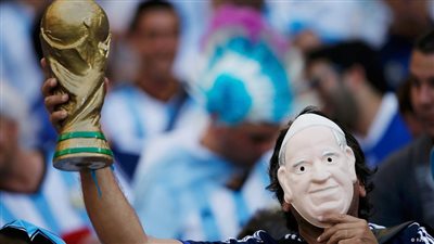 «الرب في عون الأرجنتين».. مشجعو التانجو يتباركون بالبابا فرانسيس ويسألونه الفوز بكأس العالم.. والجماهير تتنظر البركة الكبرى في مباراة ألمانيا.. وترى أن البرازيل خسرت لـ«تخلي الرب عنها&#