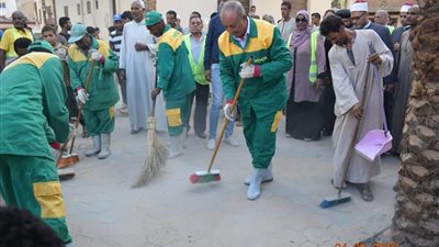 محافظ البحر الأحمر يرتدي زي عمال النظافة ويقود حملة بالغردقة (صور)