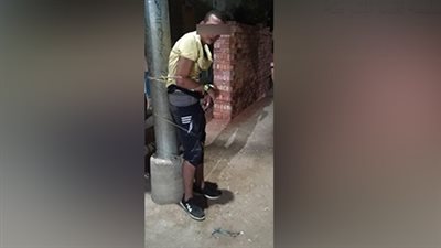 ربطوه بعمود كهرباء.. 