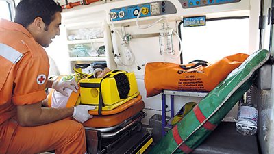 نقل جريح فلسطيني إلى المستشفى العسكري بالعريش