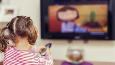 إفراط الأطفال بمشاهدة التليفزيون يؤثر سلبا في مرحلة المراهقة