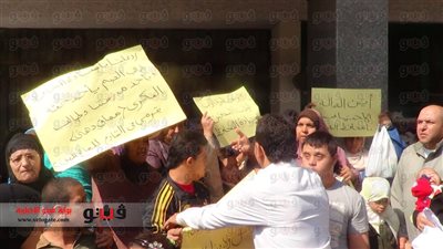 بالصور.. تظاهر أولياء أمور وتلاميذ مدرسة التربية الفكرية بطنطا