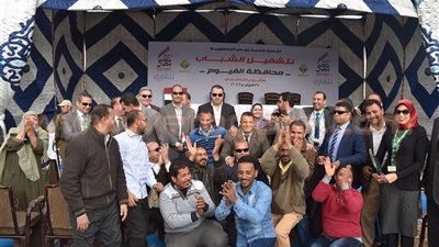 بالصور.. توزيع 100 تاكسي على الفائزين بالقرعة العلنية في الفيوم