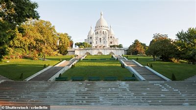 فتاة تطارد هاتفها بطريقة طريفة (فيديو وصور)