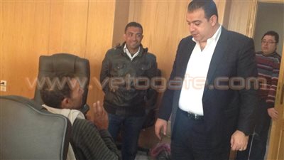 محافظ الفيوم يمنح كشكا ومساعدات مادية لأسرة بسيطة