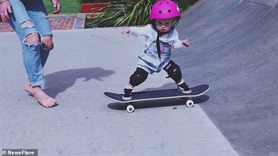 طفلة تقع في حب رياضة التزحلق من عمر 5 أشهر (فيديو وصور)