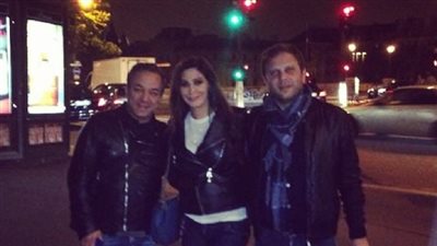 إليسا تقضى إجازتها في باريس