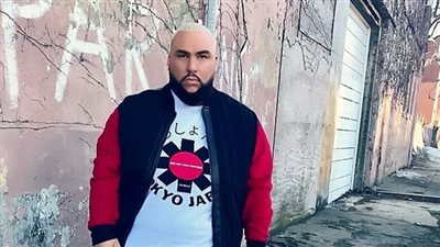 عارض أزياء يتحدى معايير الموضة بمقاس 5XL (فيديو وصور)