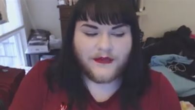 فتاة تقرر التوقف عن حلق ذقنها وإطلاق لحيتها (فيديو وصور)