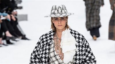 كارا ديليفين تتغلب على كيت موس وتصبح العارضة الأعلى أجرا