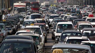 كثافات مرورية أعلى طريق الأوتوستراد بسبب تعطل سيارة نقل