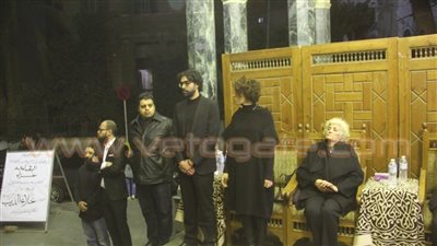 محمود سعد وكندة علوش يقدمان العزاء في الكاتب علاء الديب