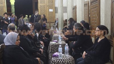 الحزن يسيطر على أنغام في عزاء الكاتب علاء الديب