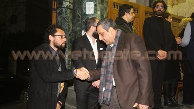 بالصور..يحيى قلاش وآسر ياسين يقدمان العزاء في الكاتب علاء الديب