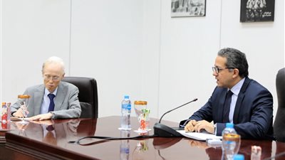 وزير الآثار يجتمع مع السفير الياباني ‪لمناقشة استعدادات حفل افتتاح المتحف الكبير