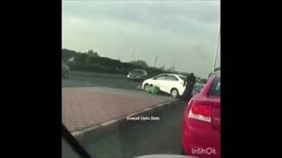 لحظة اعتداء كويتي على وافد بالضرب المبرح (فيديو)