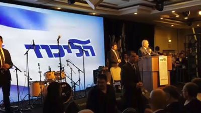 مطرب إسرائيلي يدافع عن نتنياهو بأغنية عدوية «الشيشة يا معلمة»