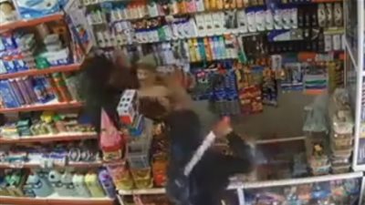 لحظة اعتداء لصين على بائع بالسيوف وسرقة المحل (فيديو)