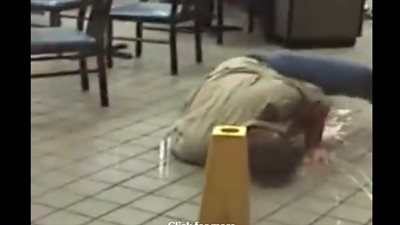 نهاية مروعة لشاب ضخم يشتري مياها غازية من مطعم (فيديو)