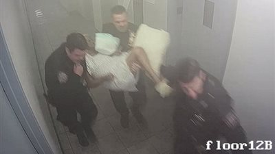 «ندالة الأمريكان» الشرطة تتخلى عن عجوز وسط دخان مبنى يحترق (فيديو وصور)