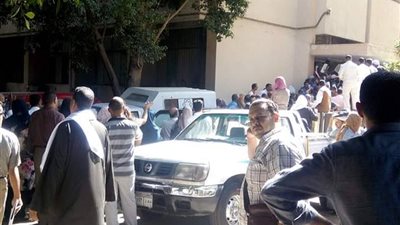 موظفو الآثار يتجمهرون أمام لجنة فض المنازعات لضم علاوة 2011 (صور)