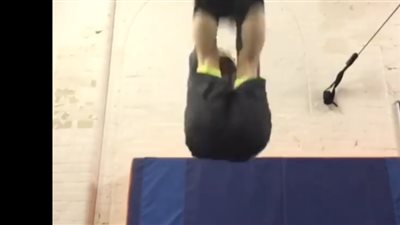 نهاية صادمة لرجل يستعرض مهاراته في الجمباز (فيديو)