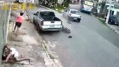 لحظة نجاة امرأة من حادث تصادم مروع (فيديو)