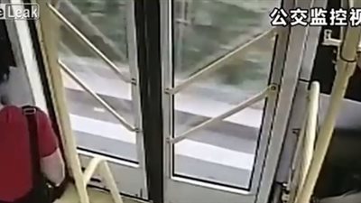 لقطات مروعة لامرأة تسقط من حافلة في بلوعة مجاري (فيديو)