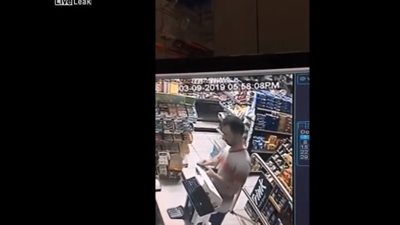 لحظة قتل شرطي للص منحوس حاول سرقة سوبر ماركت (فيديو)