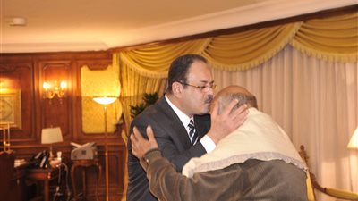 بالصور.. وزير الداخلية لوالد قتيل الدرب الأحمر: «دم ابنك مش هيضيع»