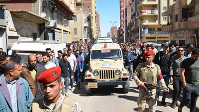 مدير الأمن وقيادات المحافظة يتقدمون جنازة شهيد الإسماعيلية (صور)