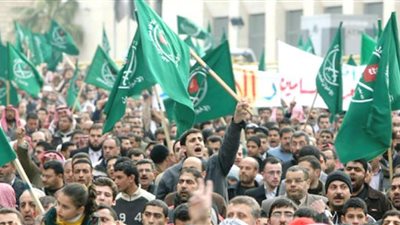 عبد الله آل هتيلة: الإخوان توظف عشرات الباحثين في الفضائيات لدس السم في العسل