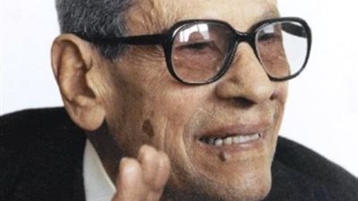 رسائل قصيرة من نجيب محفوظ إلى أنيس وعوض والنقاش